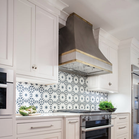 Modern kitchen with decorative backsplash, Faber Inca Pro Plus built in ventilation range hood and stainless steel appliances